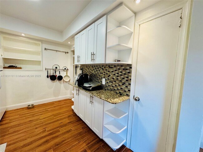 Building Photo - 920 N 26th Ave