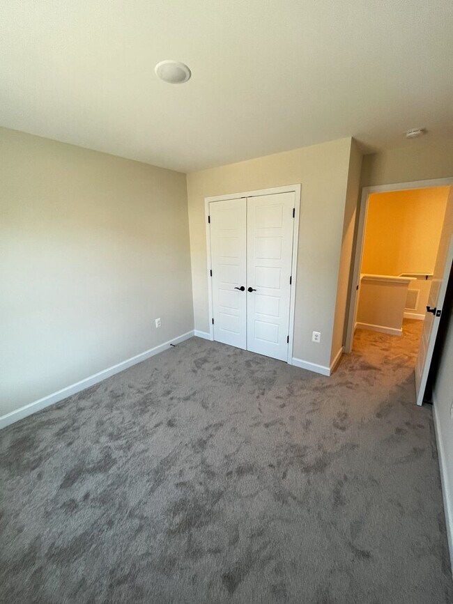 Building Photo - Luxury Townhome in Congers Creek