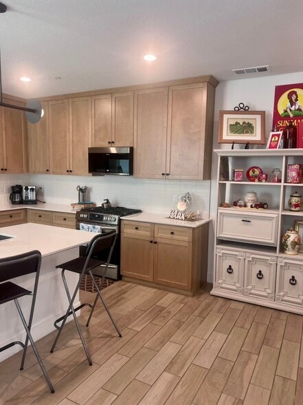 Building Photo - 2712 E Tamarind Dr