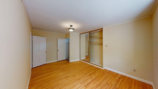Building Photo - Newly Remodeled Spacious 4-Bed Home Availa...