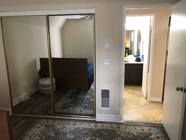 Building Photo - 8889 Caminito Plz