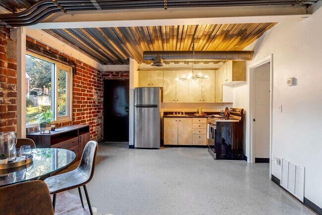 Building Photo - 15 Burbank Dr SW