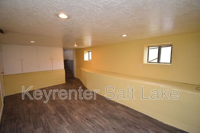 Building Photo - 1647 800 E