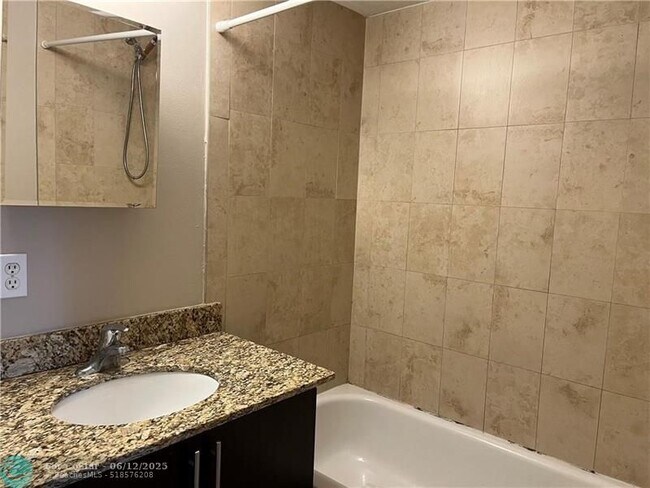 Building Photo - 6255 SW 47th Manor