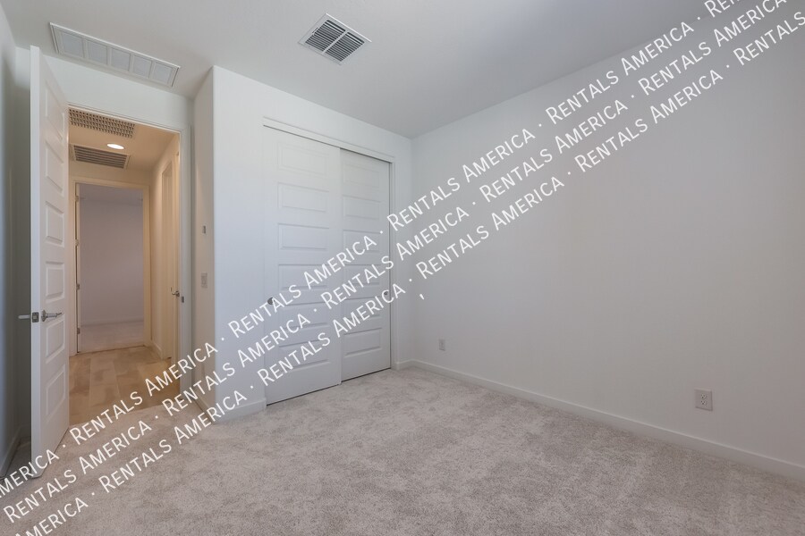 Building Photo - 8907 W Solano Dr