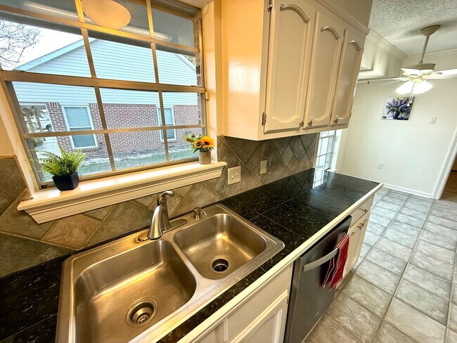 Building Photo - Spacious & Updated 3BR in Brookhollow – Fully Equipped