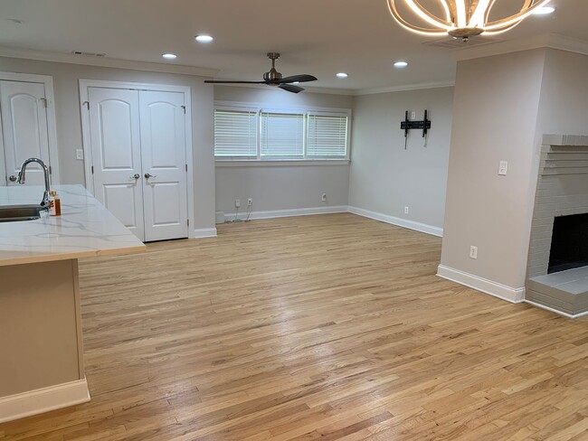 Building Photo - Totally Updated Home on Oak Bowery