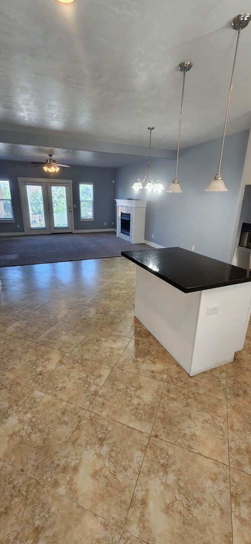 Building Photo - Luxury 3 Bedroom Plus Den in Sandy!