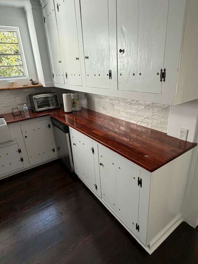 Building Photo - Stunning Renovated 3bedroom 2.5 bathroom Cottage