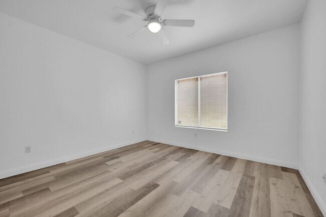 Building Photo - 2 BEDROOM 2 BATH CONDO NEW FLOORING