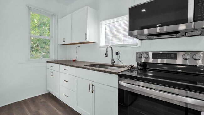 Building Photo - 130 Chicago Ave