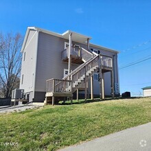 Building Photo - Modern 2-bedroom, 2 bathroom apartment con...