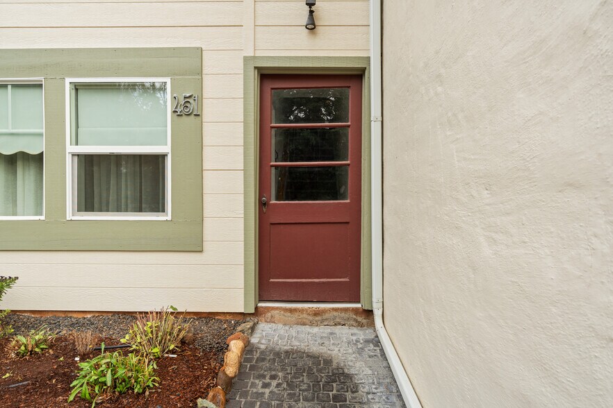 Building Photo - 451 Broad St