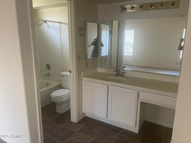 Building Photo - 441 S Maple