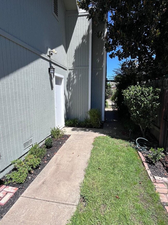 Building Photo - BEAUTIFUL UPDATED HALF-PLEX IN LOOMIS!!