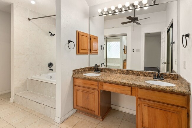 Building Photo - 3118 Kempwood Dr