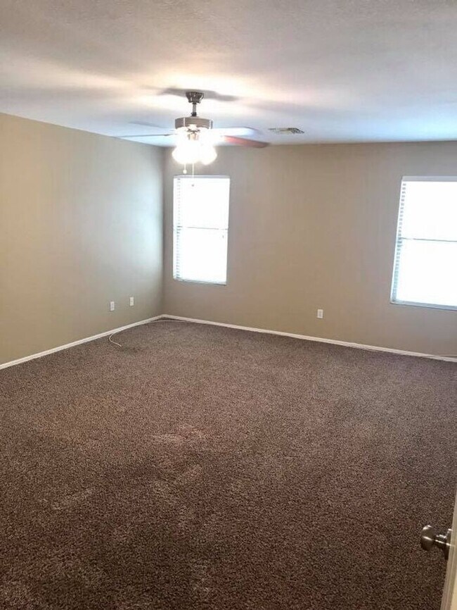 Building Photo - 3-bedroom, 2-bath on oversized lot