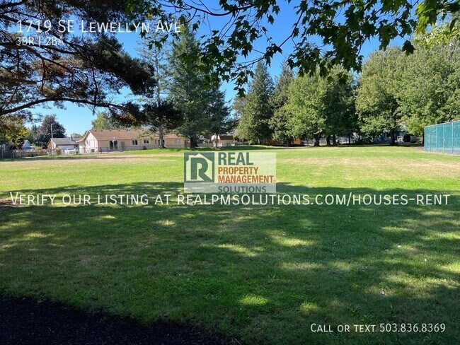 Building Photo - 1719 SE Lewellyn Ave