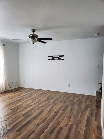Living - 721 Sonesta Dr
