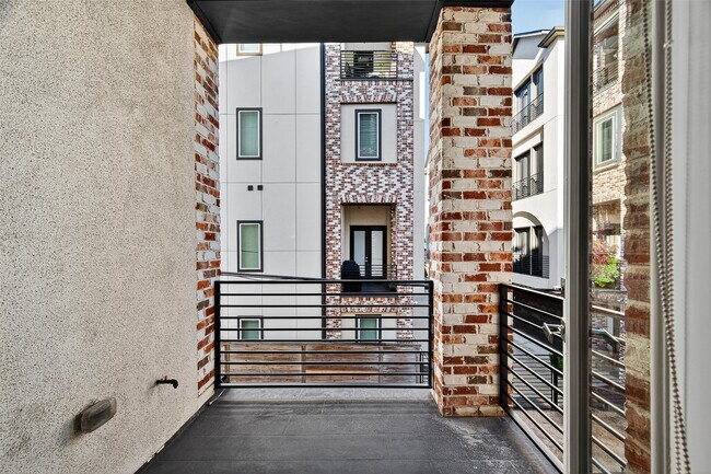 Building Photo - 2116 Mason St