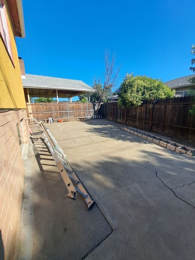 Building Photo - Spacious & Great Design Home in Dixon