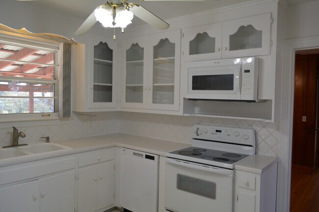 Building Photo - 2807 Emery Dr