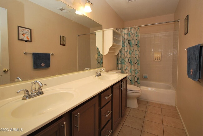 Building Photo - 1227 E Glenhaven Dr
