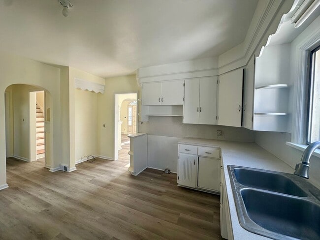 Building Photo - Country Home For Rent!