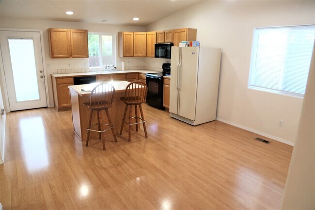 Building Photo - Clean 3 bed 2 bath Large Garage Open Living Area