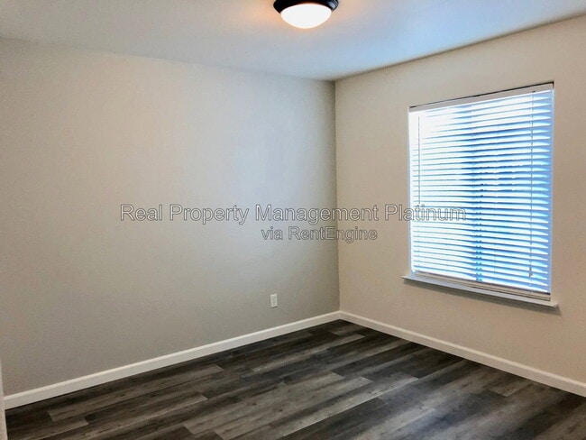 Building Photo - 2667 Santa Ana Ave