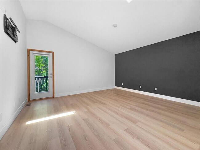 Building Photo - 717 Ashley Dr
