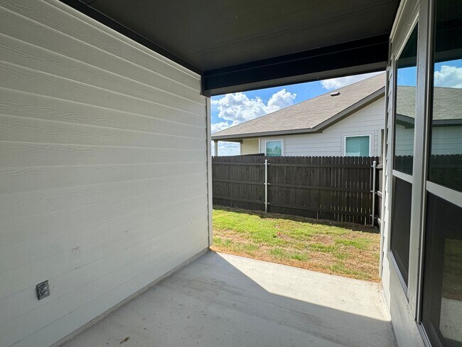 Building Photo - Stunning 4x2.5 Luxury Duplex in Buda, TX!