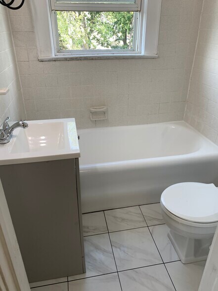 Building Photo - 106 2nd Ave