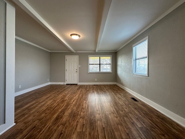 Building Photo - Beautiful 3 Bed / 2 Bath Two-Story Home