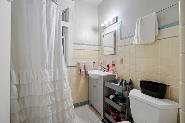 Building Photo - 7 Bed/3 Bath Mins. from UC Campus $700/pp ($4,900/mo)!