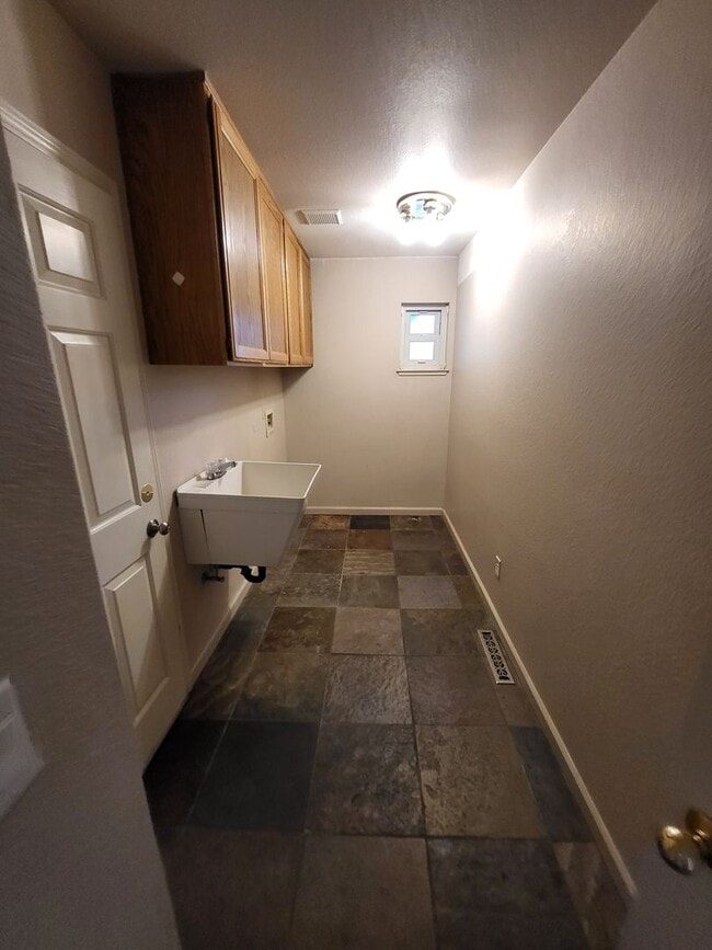 Building Photo - 323 Stillwater Dr