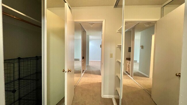 Building Photo - Well-maintained 2bd 1.5 ba  with plenty of...