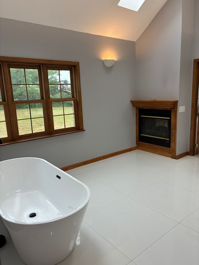 Building Photo - Magnificent 5-Bedroom Private Estate in Bu...