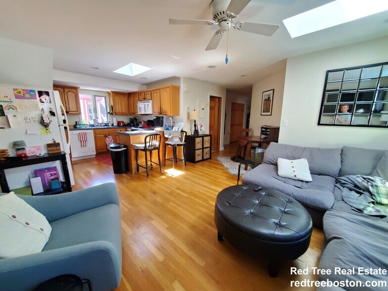Primary Photo - 24 Burnham St