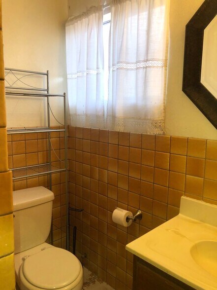 Building Photo - 526 S San Antonio Ave