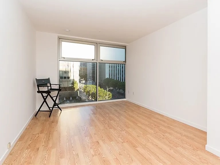 Building Photo - 630 W 6th St