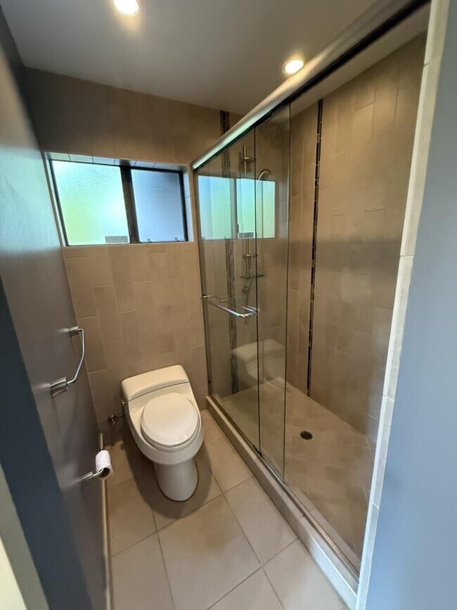 Building Photo - 2439 Sharon Oaks Dr