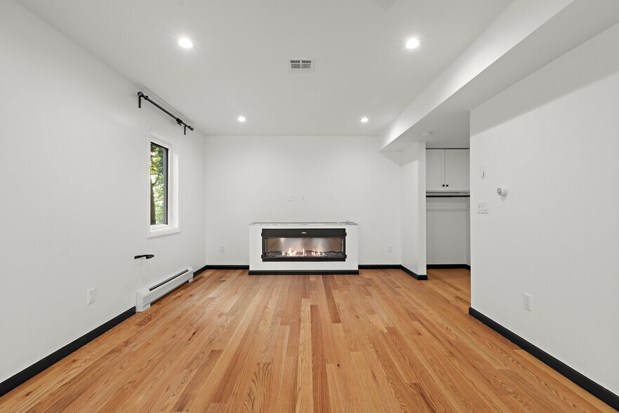 Building Photo - 571 Hillside St