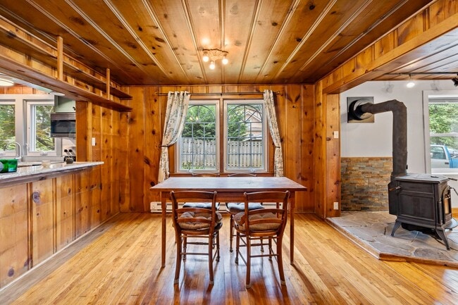 Building Photo - Charming Black Mountain Rental!