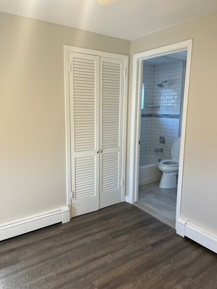 Building Photo - 386 Main St