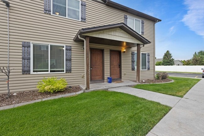 Building Photo - DARLING - 2 Bed 1.5 Bath Townhome in the M...