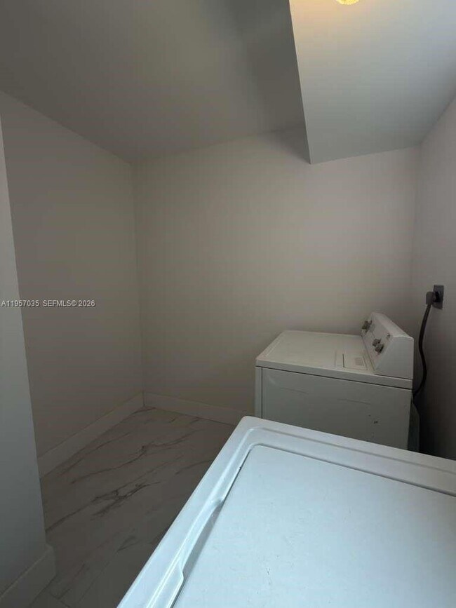 Building Photo - 9719 N New River Canal Rd