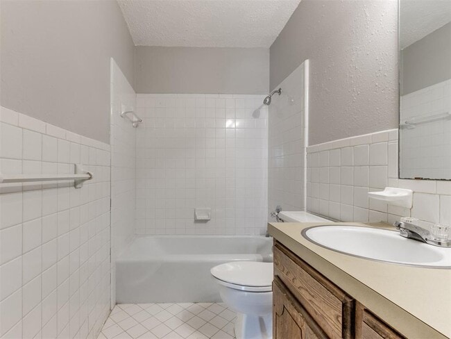 Building Photo - 822 Russell Cir