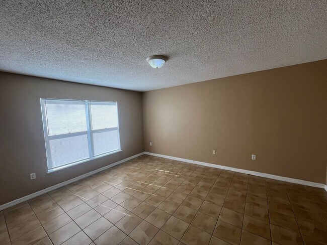 Building Photo - 204 Canterbury Ct