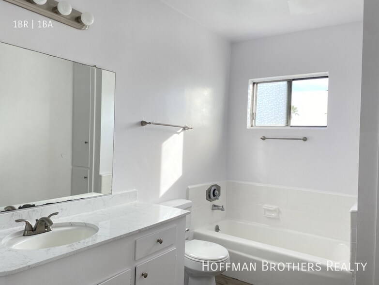 Building Photo - 7010 Lanewood Ave